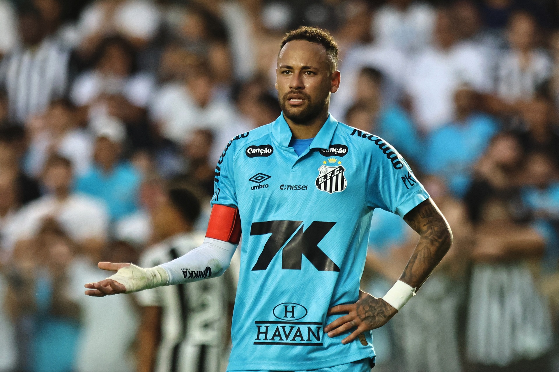 Torcida do Sport ‘dribla PM’ e provoca Neymar com máscaras de Bruna Marquezine