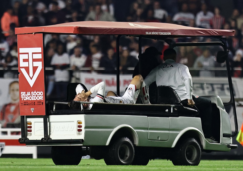 Oscar sofre fratura em 3 vértebras e deve ficar fora dos campos por pelo menos 1 mês