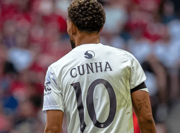 Novo camisa 10 do clube, Matheus Cunha estreia no Manchester United