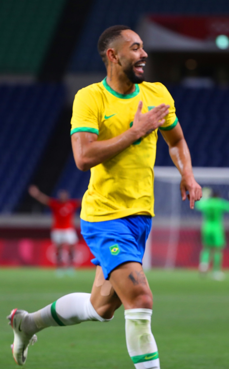 Matheus Cunha sai lesionado em vitória suada do United e preocupa Carlo Ancelotti