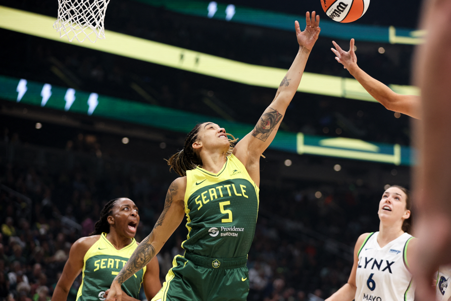 Por que brinquedos sexuais estão sendo arremessados durante os jogos da WNBA?