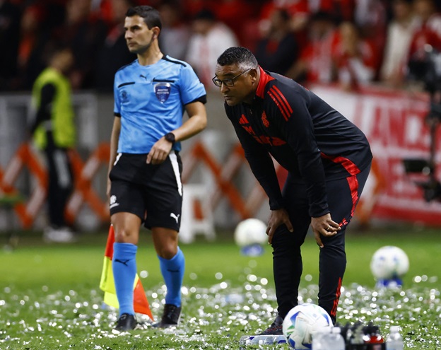 Torcedores invadem CT do Inter para protestar contra jogadores em semana de Gre-Nal