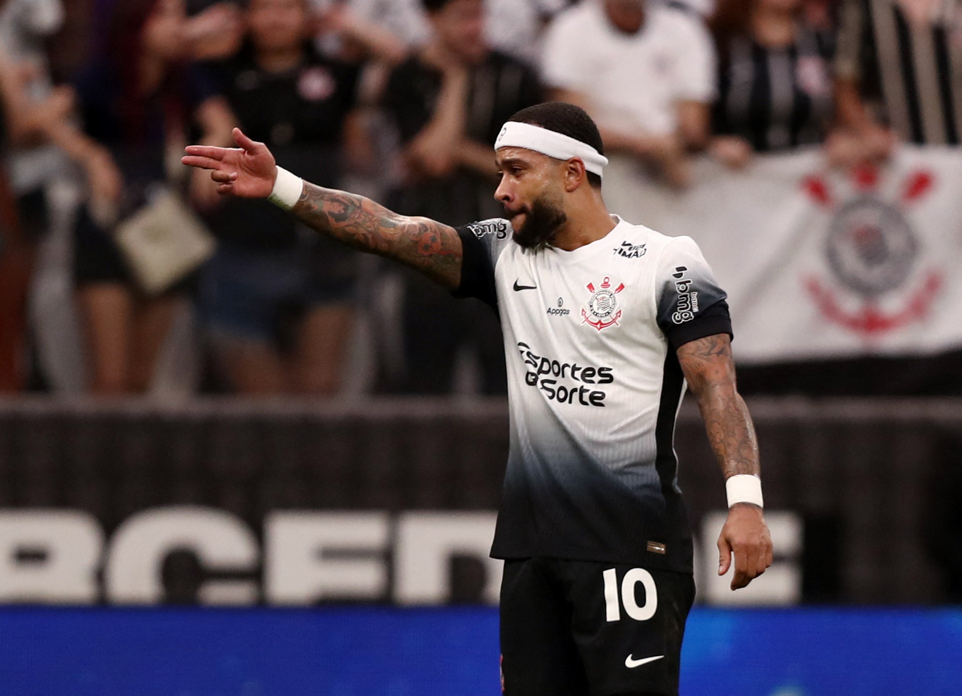 Corinthians pede que Memphis deixe hotel de luxo com custo mensal de R$ 250 mil em SP