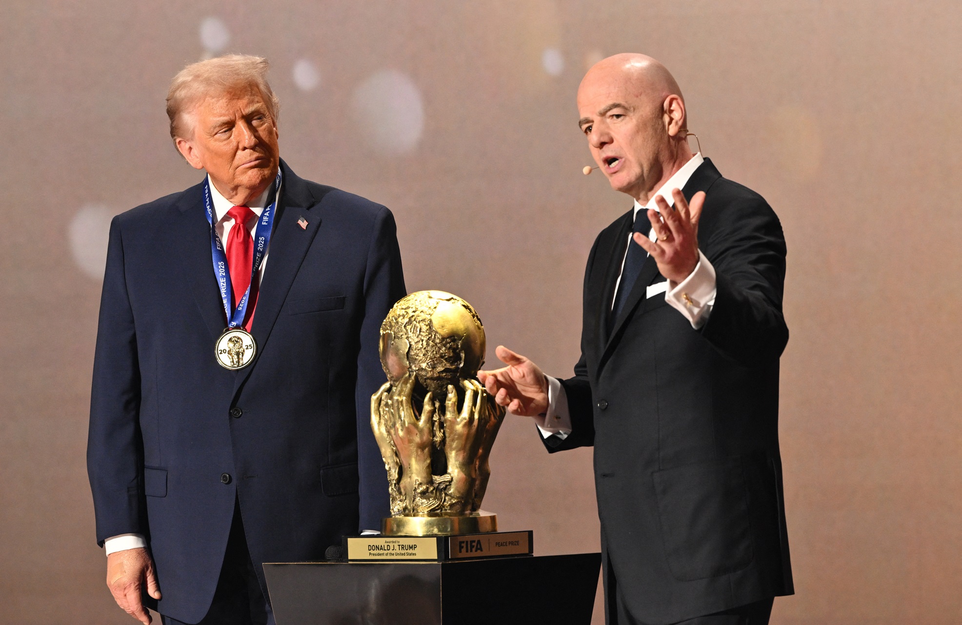 Donald Trump recebe o Prêmio da Paz da FIFA durante sorteio da Copa do Mundo 2026