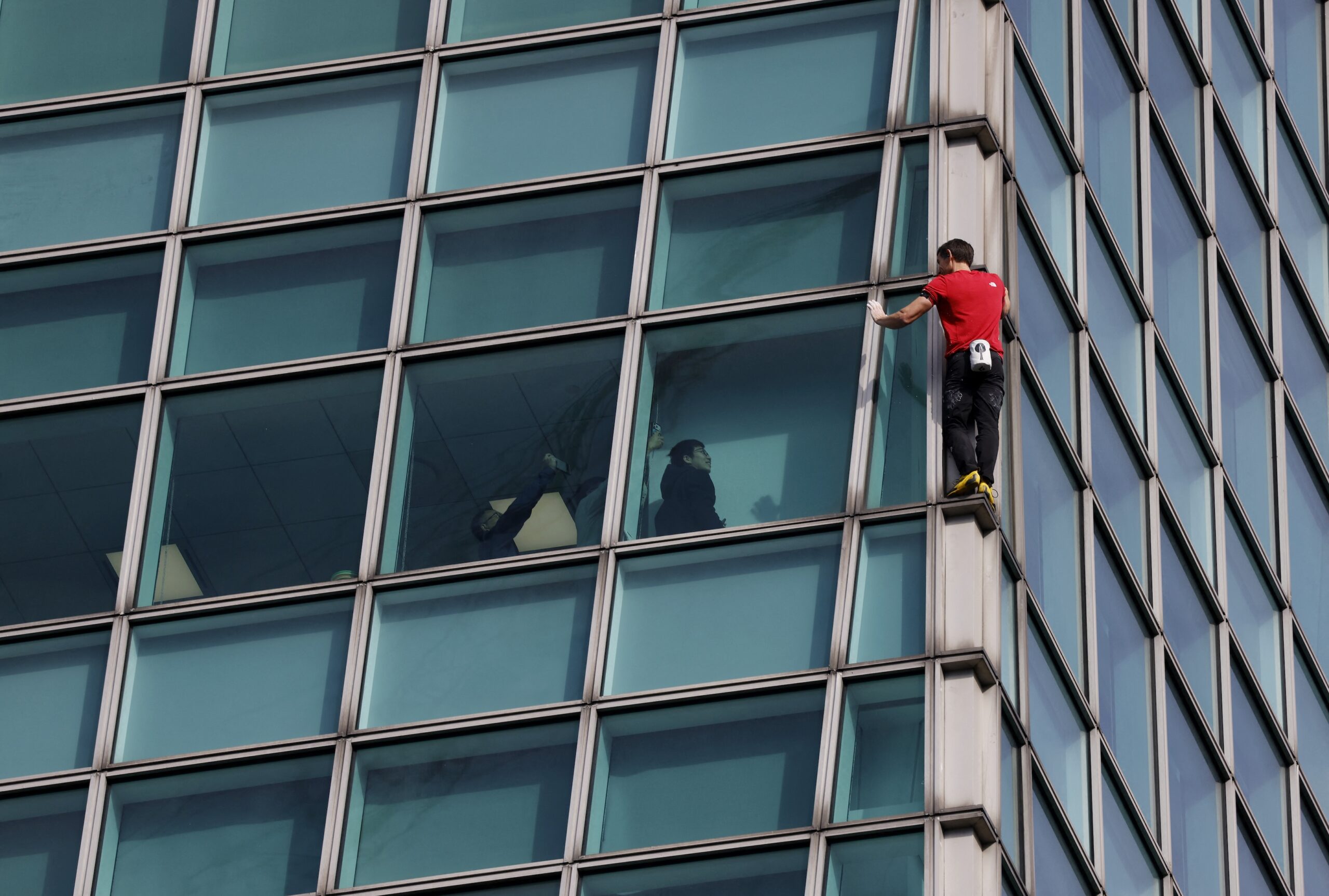 Quanto ganhou o alpinista que escalou prédio de 508 metros sem cordas na Netflix