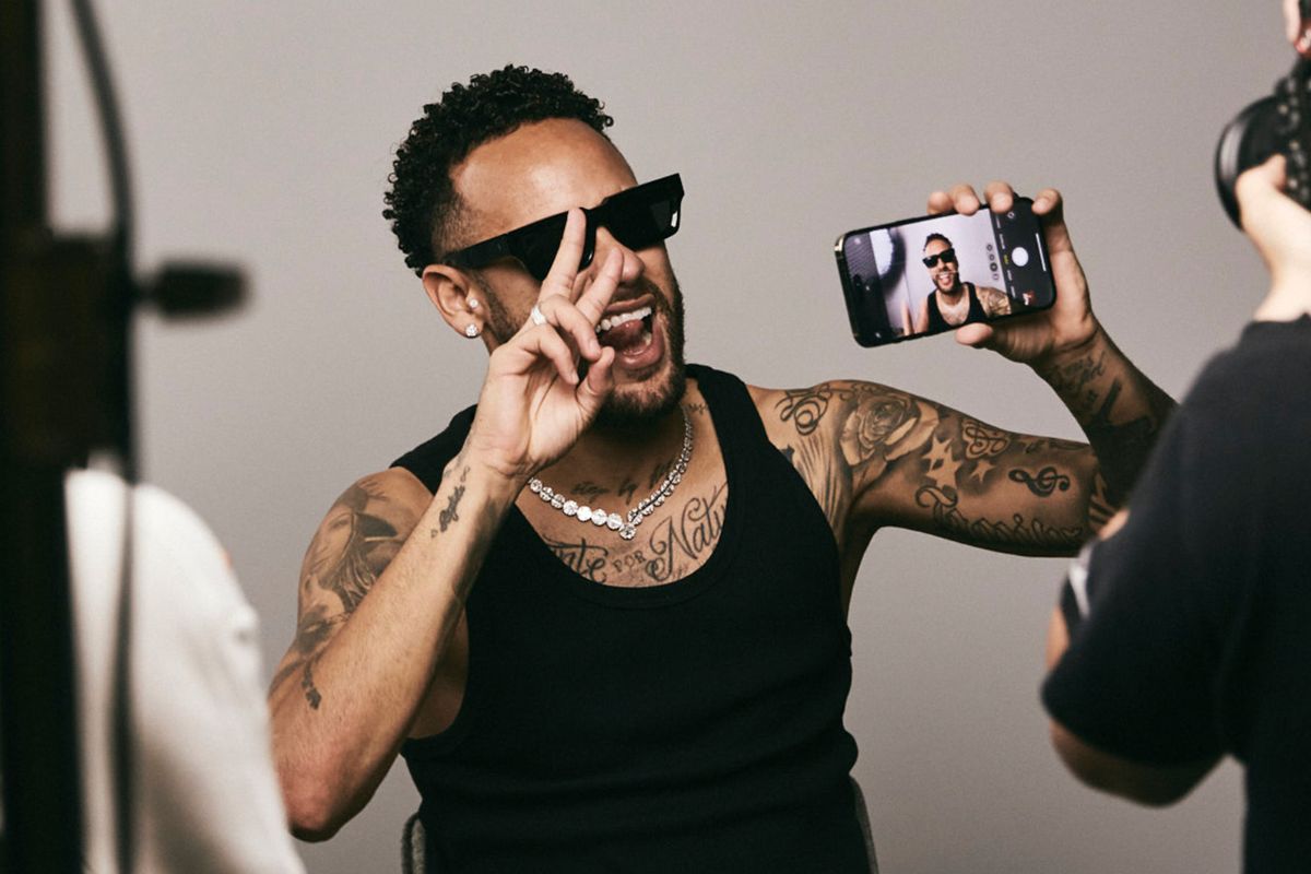 Neymar lança marca de óculos em ; veja preços e fotos