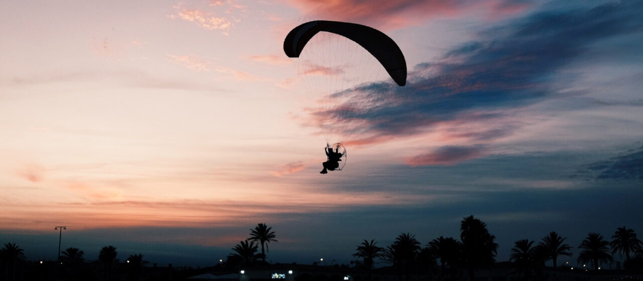 Mulher com paralisia cerebral realiza salto de paraquedas a 5,3 mil metros nos EUA