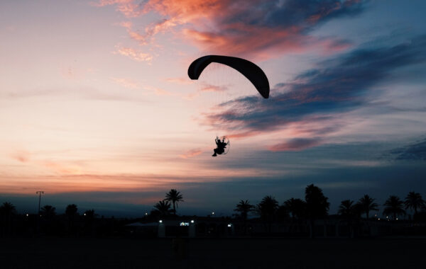 Mulher com paralisia cerebral realiza salto de paraquedas a 5,3 mil metros nos EUA