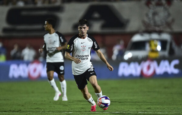 Jogos do Brasileirão têm apenas metade do tempo de bola rolando, mostra levantamento