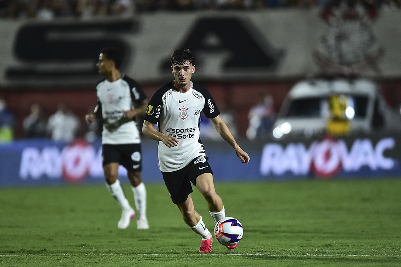 Jogos do Brasileirão têm apenas metade do tempo de bola rolando, mostra levantamento