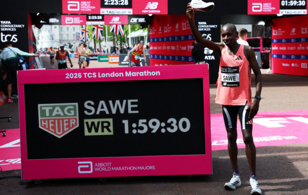 Adidas sobe após supertênis ajudar em vitória de maratona com tempo abaixo de 2 horas