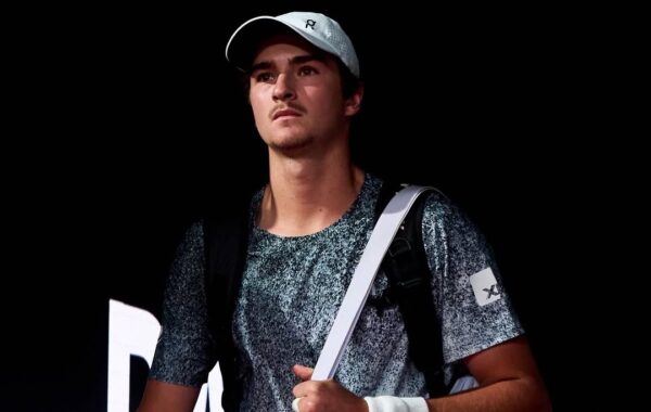 João Fonseca estraçalha raquete, perde de Jódar e dá adeus ao Madrid Open