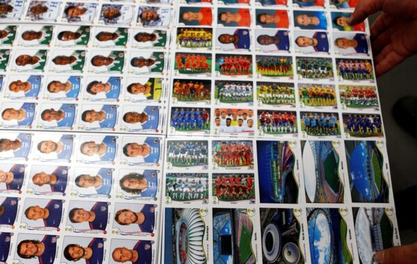 polícia apreende 200 mil figurinhas falsificadas do álbum; entenda