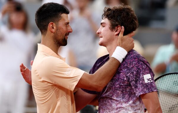 João Fonseca tem atuação épica, vence Djokovic de virada e avança em Roland Garros