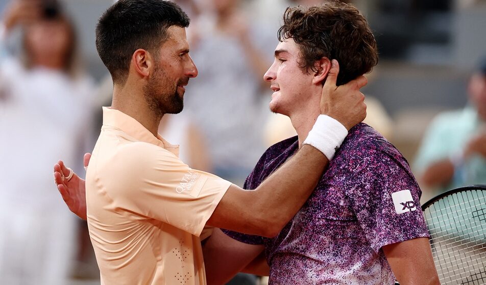 João Fonseca tem atuação épica, vence Djokovic de virada e avança em Roland Garros